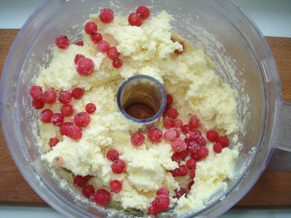 Тесто для сырников из творога с ягодами красной смородины