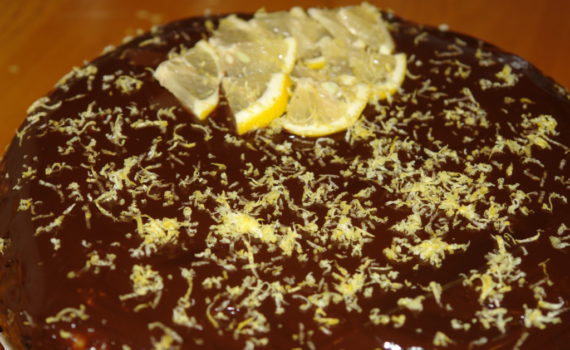 Шоколадный торт со сметанным кремом