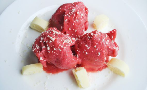 Домашнее клубничное мороженое из замороженных ягод и сгущенки