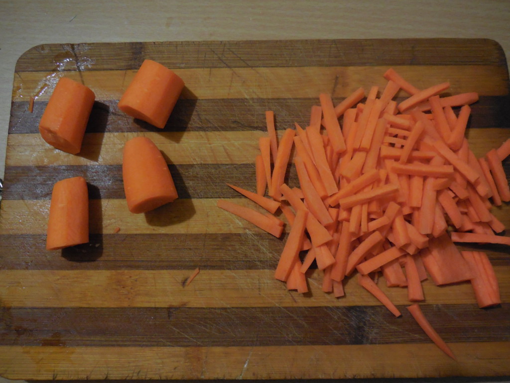 Чистим морковку