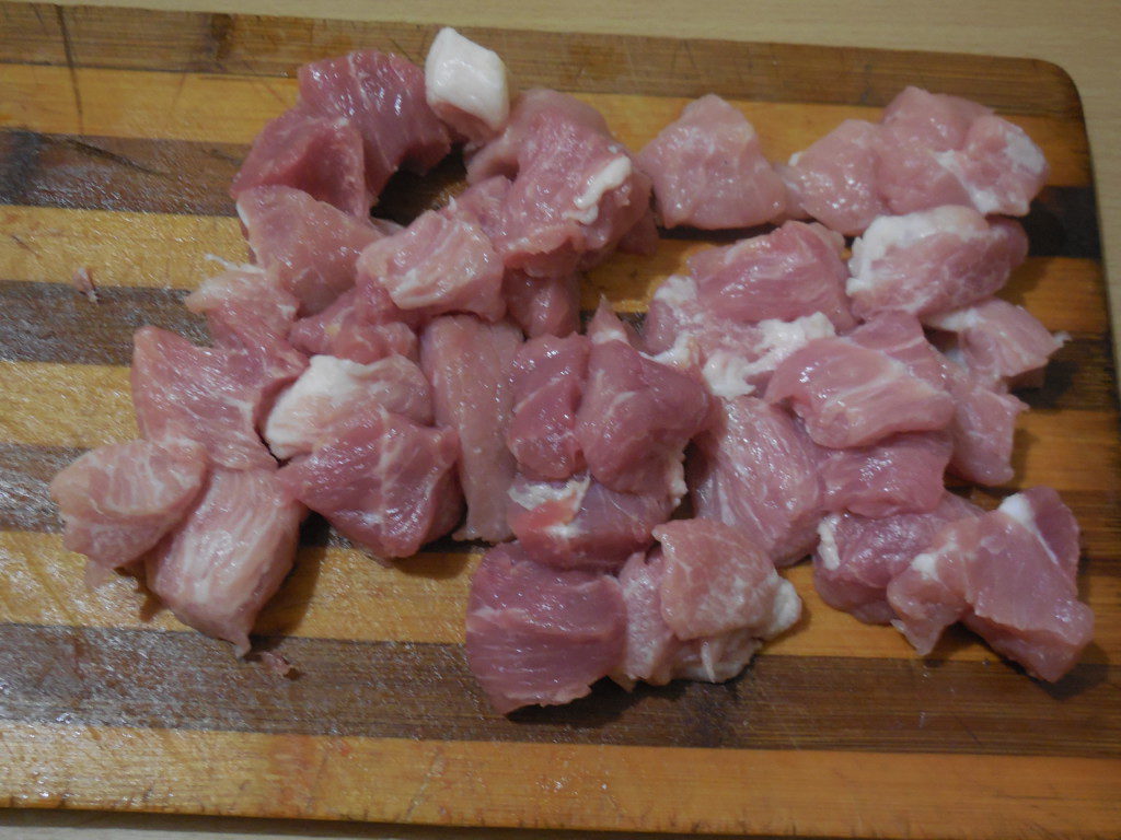 Маленькие кусочки мяса. Нарезка мяса брусочками. Мясо нарезанное брусочками. Мясо нарезают на куски. Мясо нарезанное кусочками.