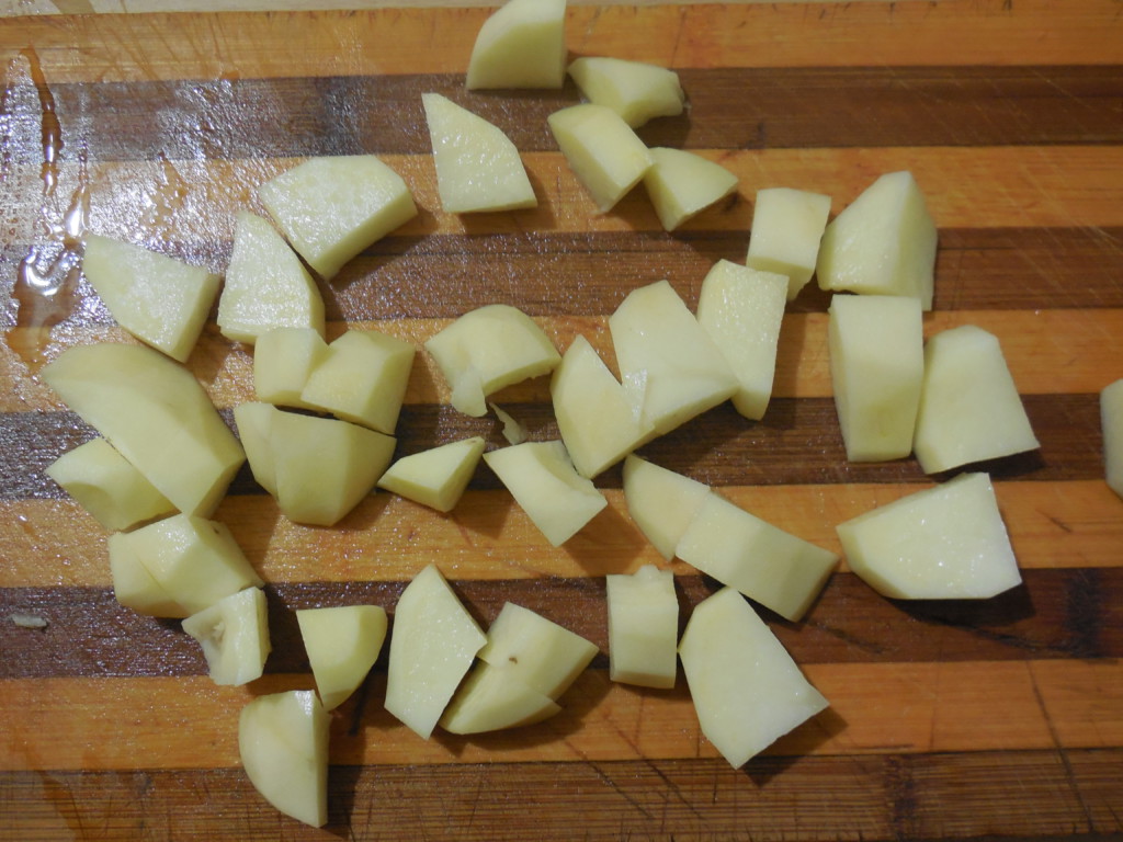 Нарезаем картошку