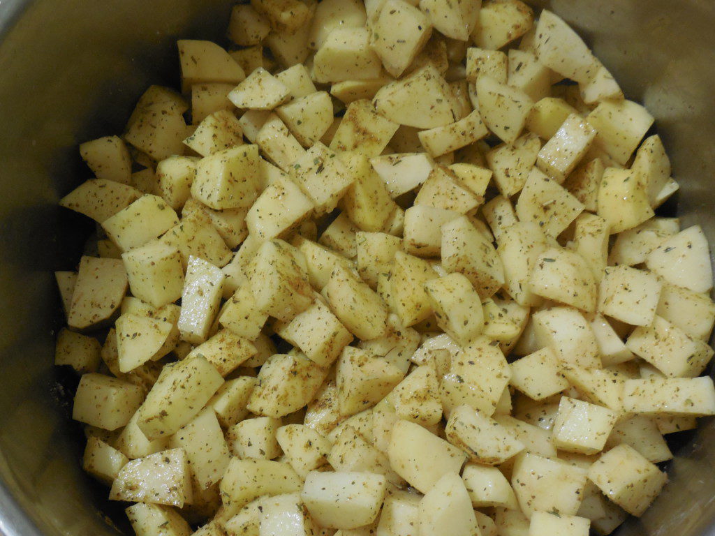 Нарезанная картошка со специями