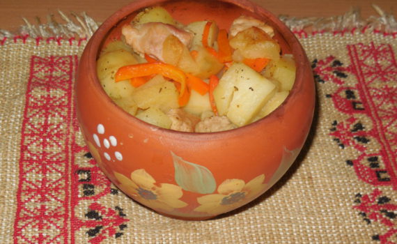 Картошка с мясом в горшочке