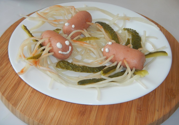 Вкусные осьминожки из сосисок и спагетти