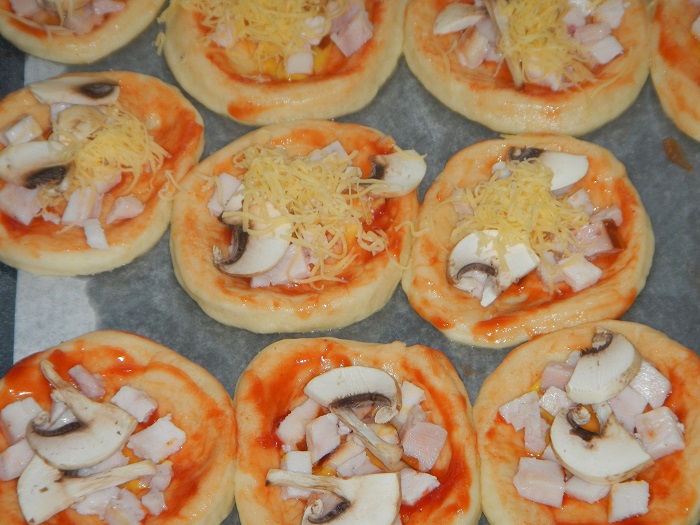 Домашняя мини-пицца из дрожжевого теста в духовке