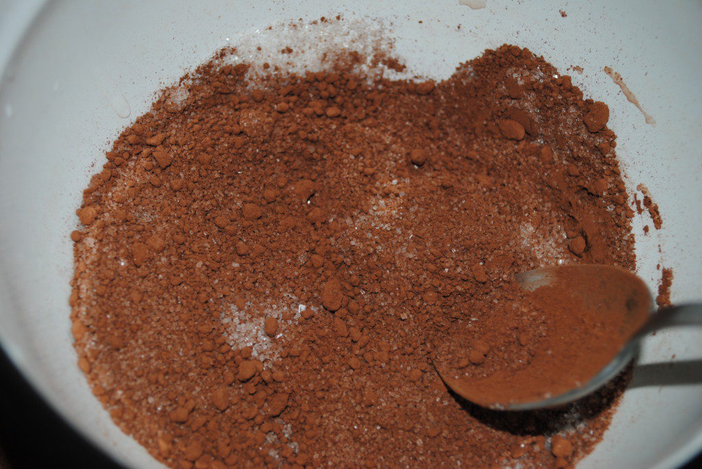 смешиваем сахар с какао
