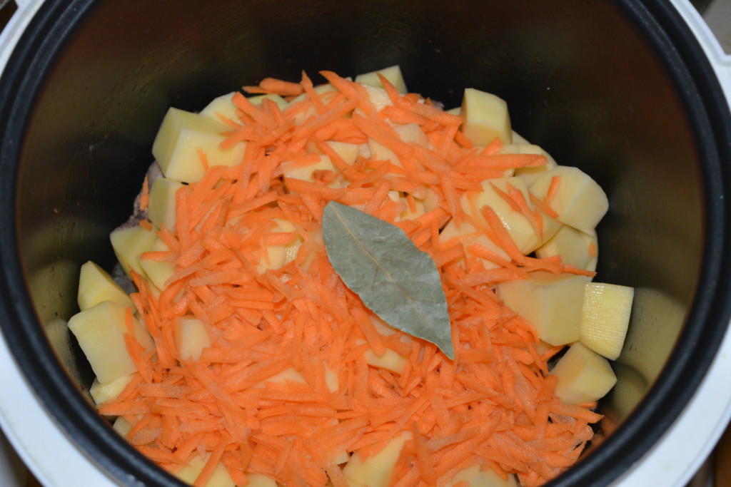 Добавляем морковь и лавр