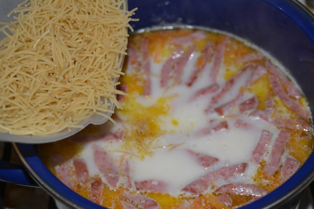 Сырный суп с вермишелью и колбасой