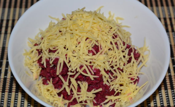 Салат из вареной свеклы с чесноком и сыром