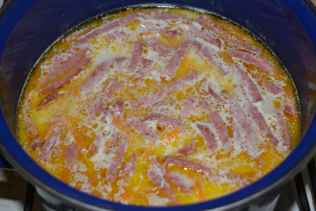 Сырный суп с вермишелью и колбасой