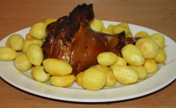Рулька свиная запеченная в духовке по-чешски