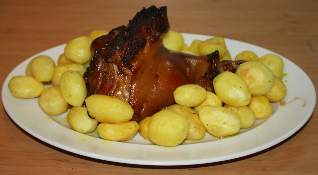 Рулька свиная запеченная в духовке по-чешски