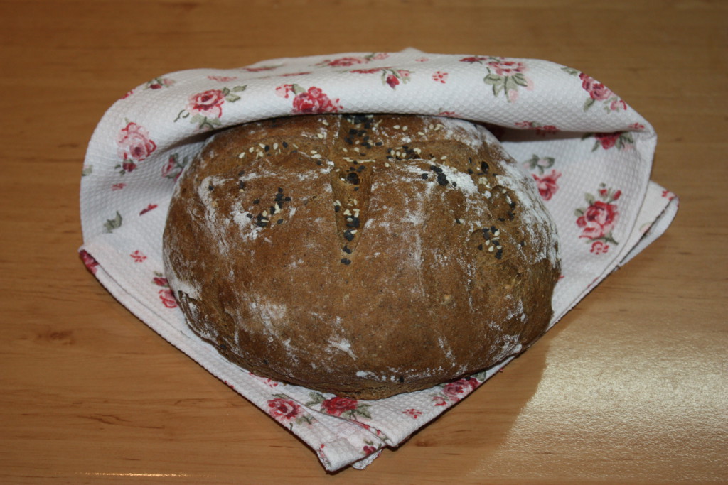 Хлеб из ржаной муки с кориандром и семечками кунжутна