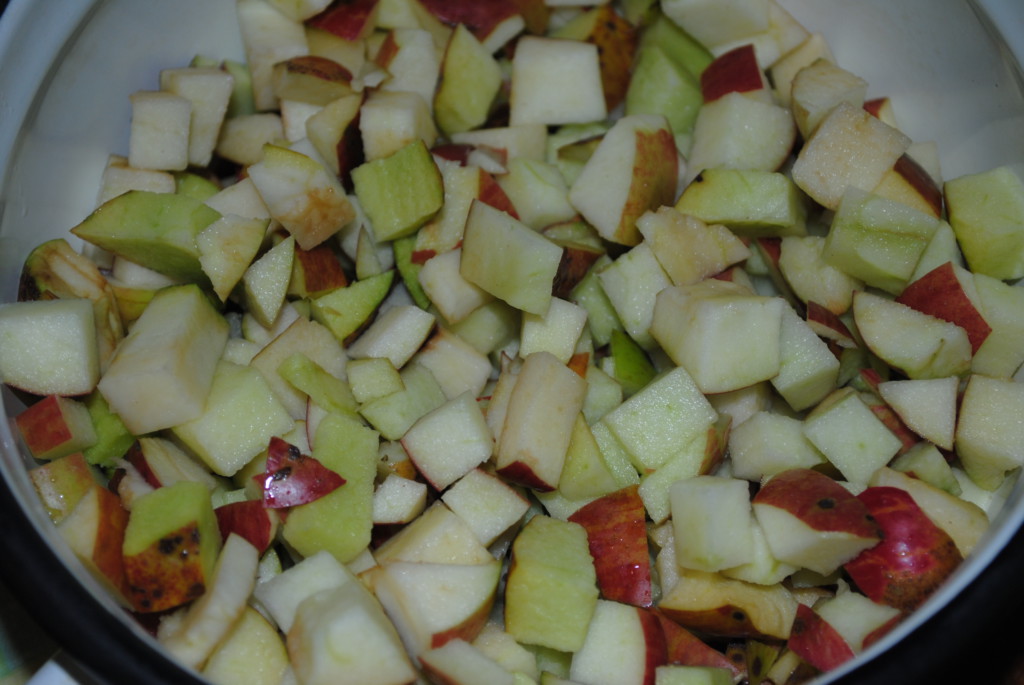 Пышный пирог на кефире с яблоками и орехами
