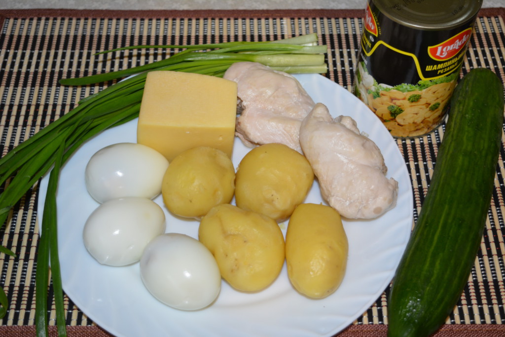 Слоеный салат с курицей, грибами и огурцом