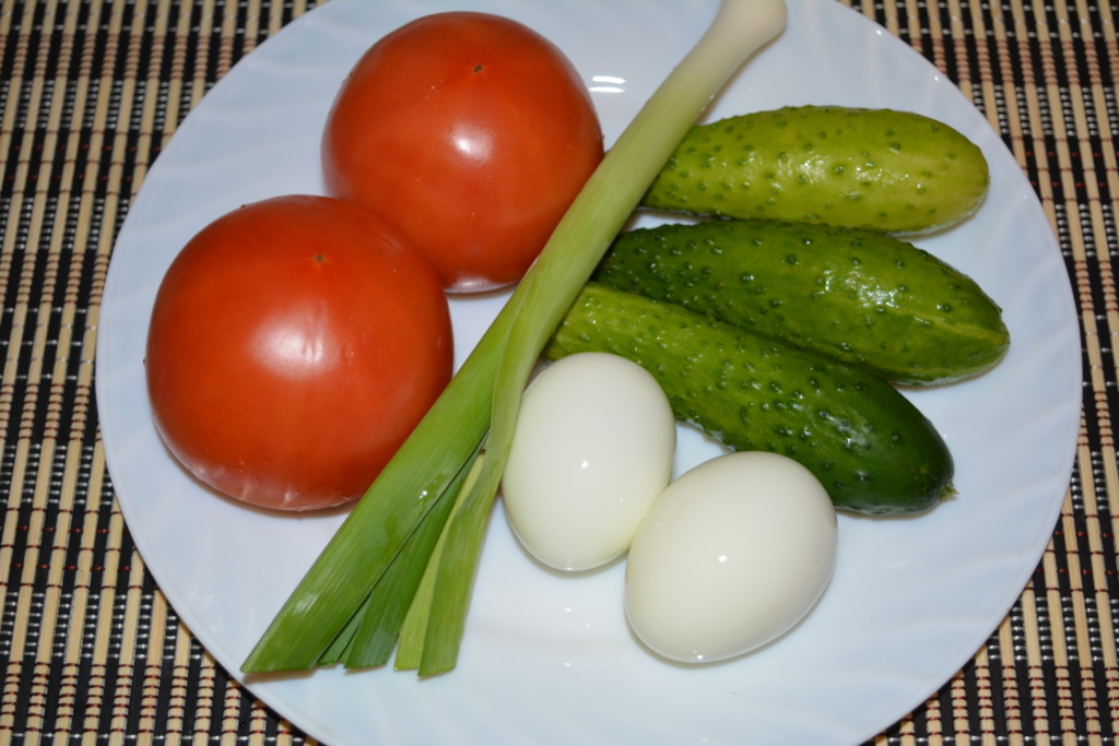 Овощной салат из свежих огурцов и помидоров
