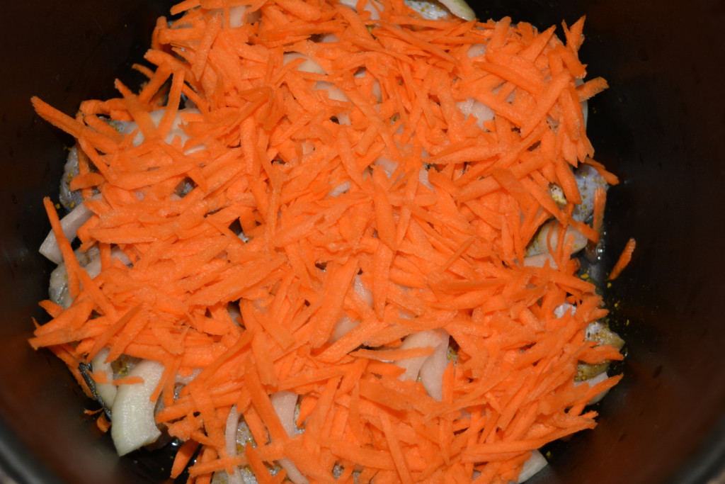 Выкладываем морковь на лук
