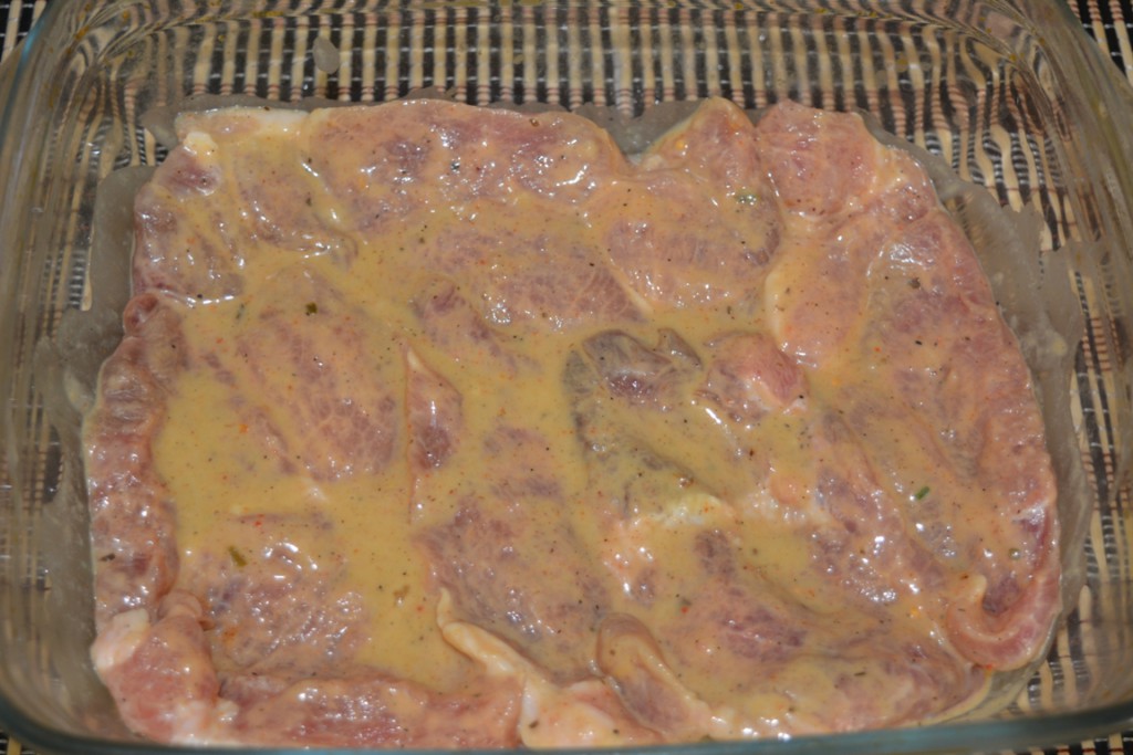 Сочная свинина с грибами, сыром и овощами запеченная в духовке
