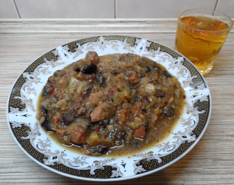 Традиционный бигус с капустой, мясом и грибами