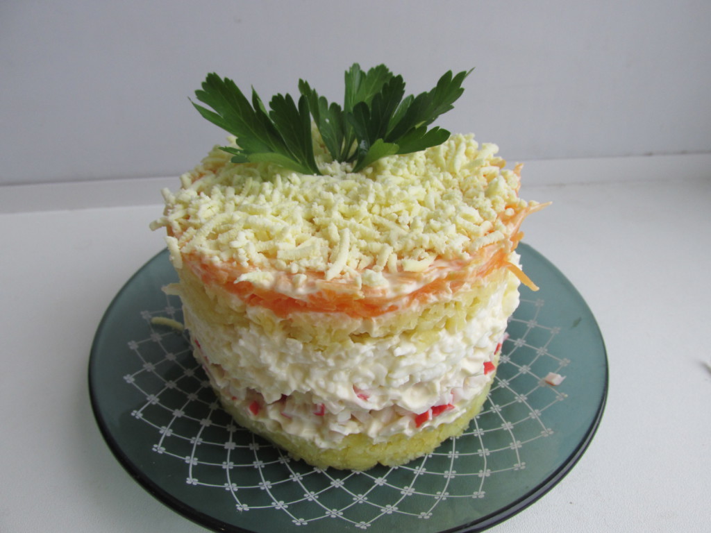 слоёный салат с крабовыми палочками