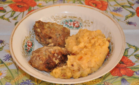 Вкусное гороховое пюре с луком и куриными шкварками