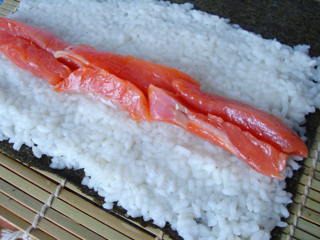 Большие роллы с рисом и красной рыбой