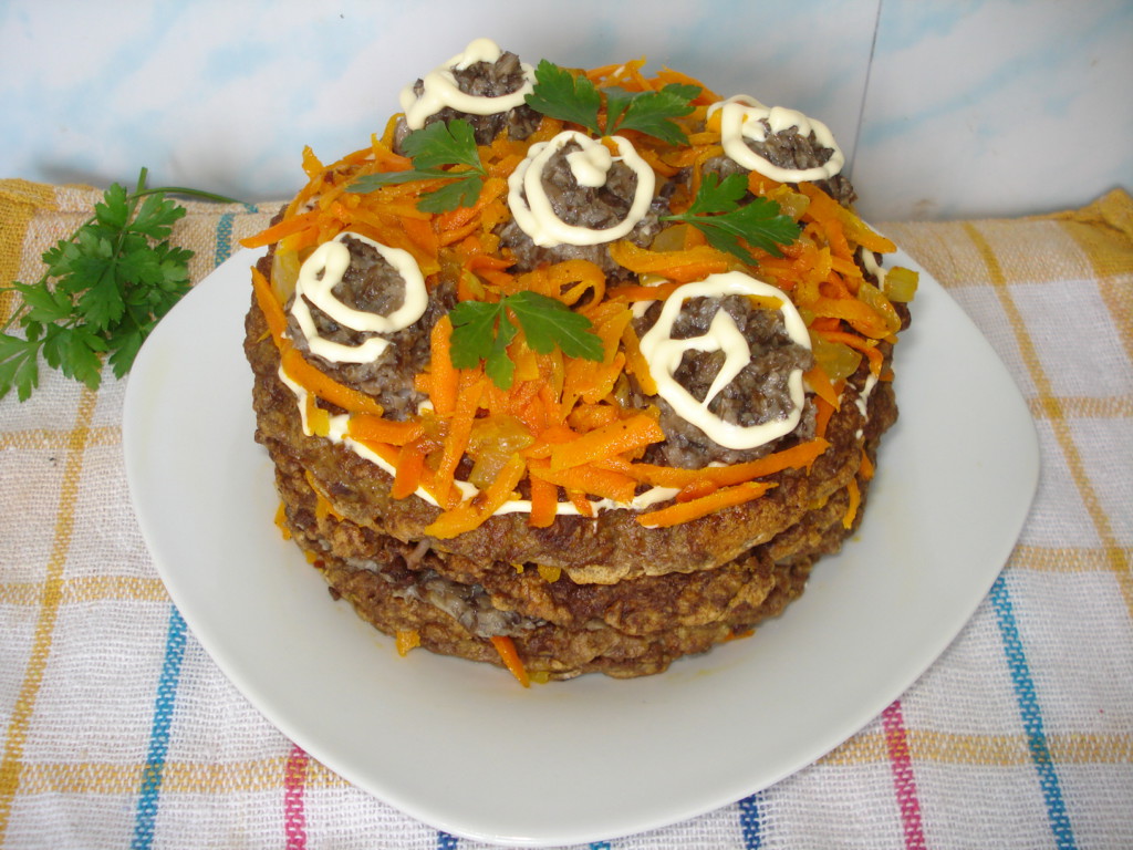 Печеночный торт с грибами и морковью из говяжьей печени