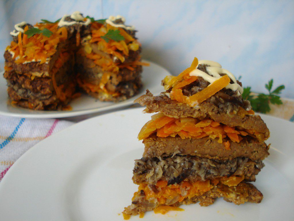 Печеночный торт с грибами и морковью из говяжьей печени