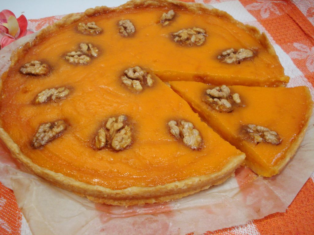Открытый тыквенный пирог с орехами и медом
