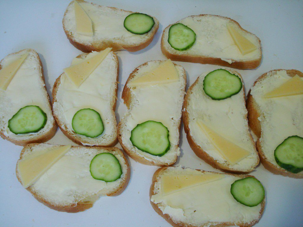 Бутерброды с сухой колбасой, огурцом и сыром