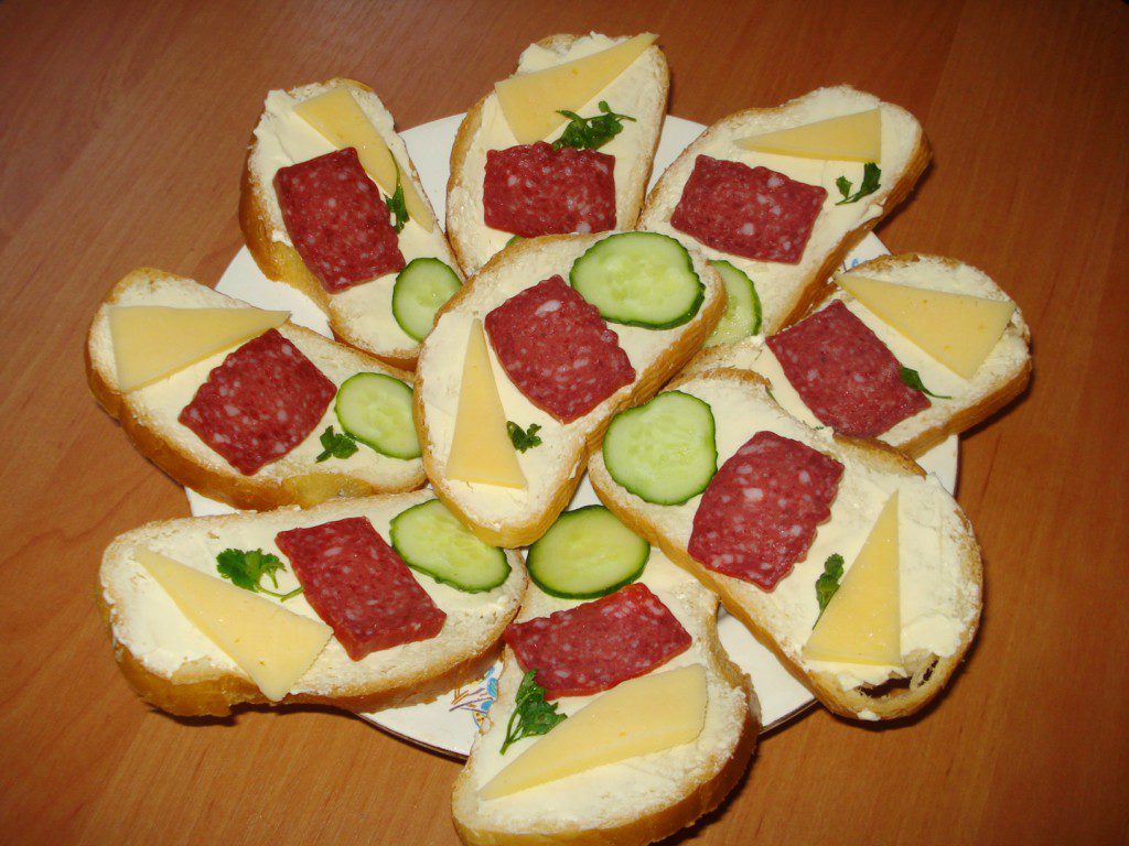 Бутерброды с сухой колбасой, огурцом и сыром