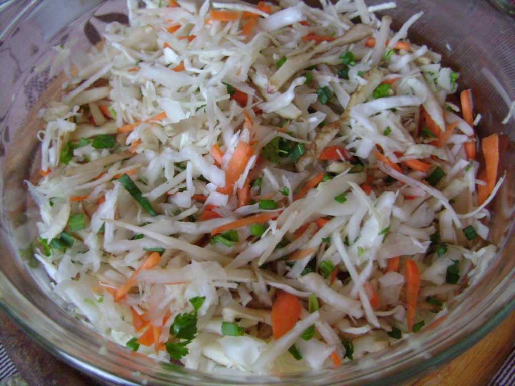 Вкусный салат из топинамбура с морковью и капустой 