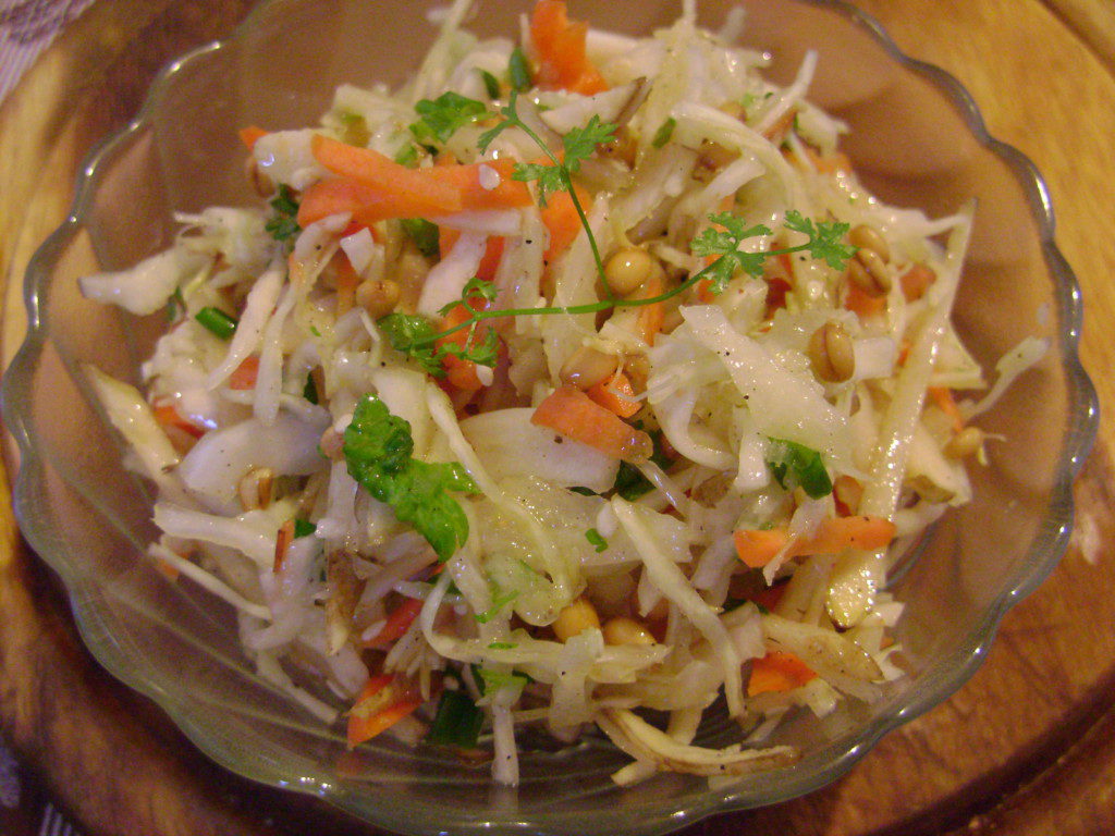 Салат витаминный из капусты, моркови и топинамбура