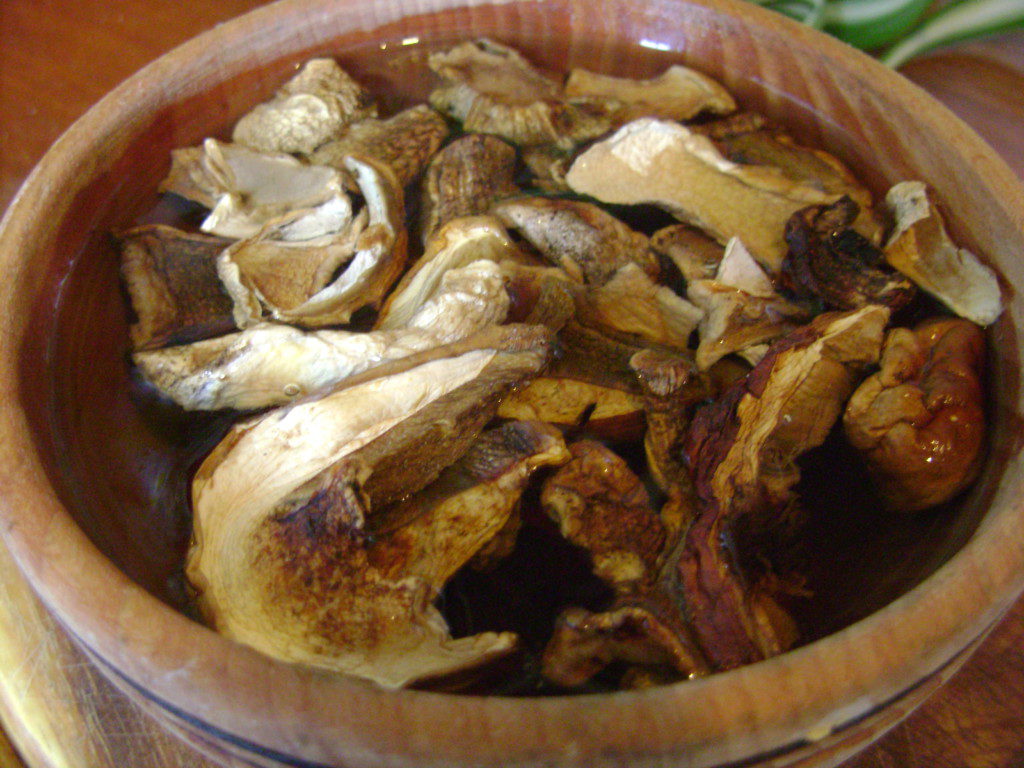 Постный борщ с грибами и фасолью