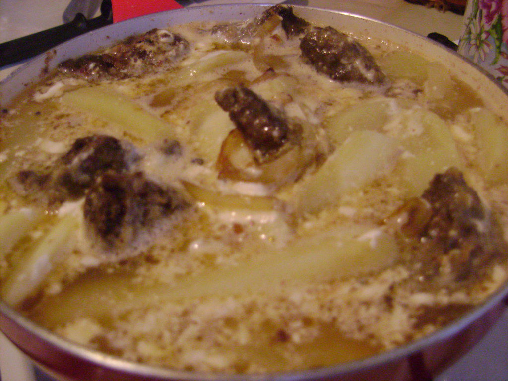 Картошка тушеная с печенью говяжьей и луком в сметане