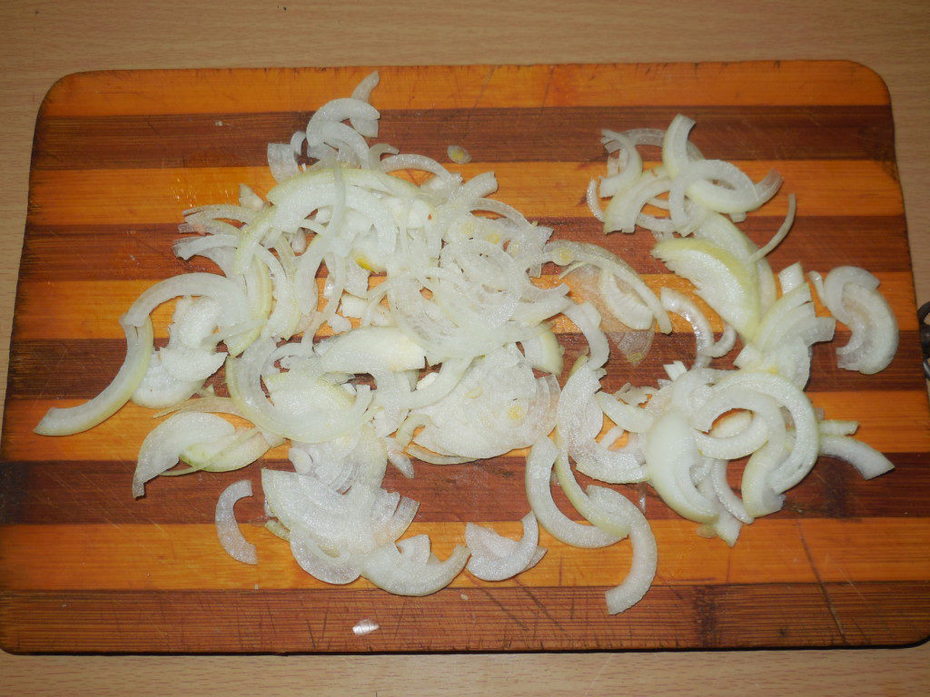 Картошка с куриными бедрами под сметанным соусом запеченная в духовке 
