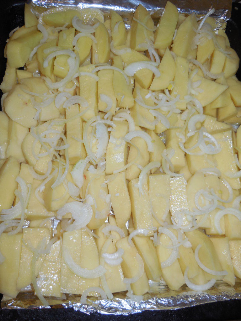 Картошка с куриными бедрами под сметанным соусом запеченная в духовке 