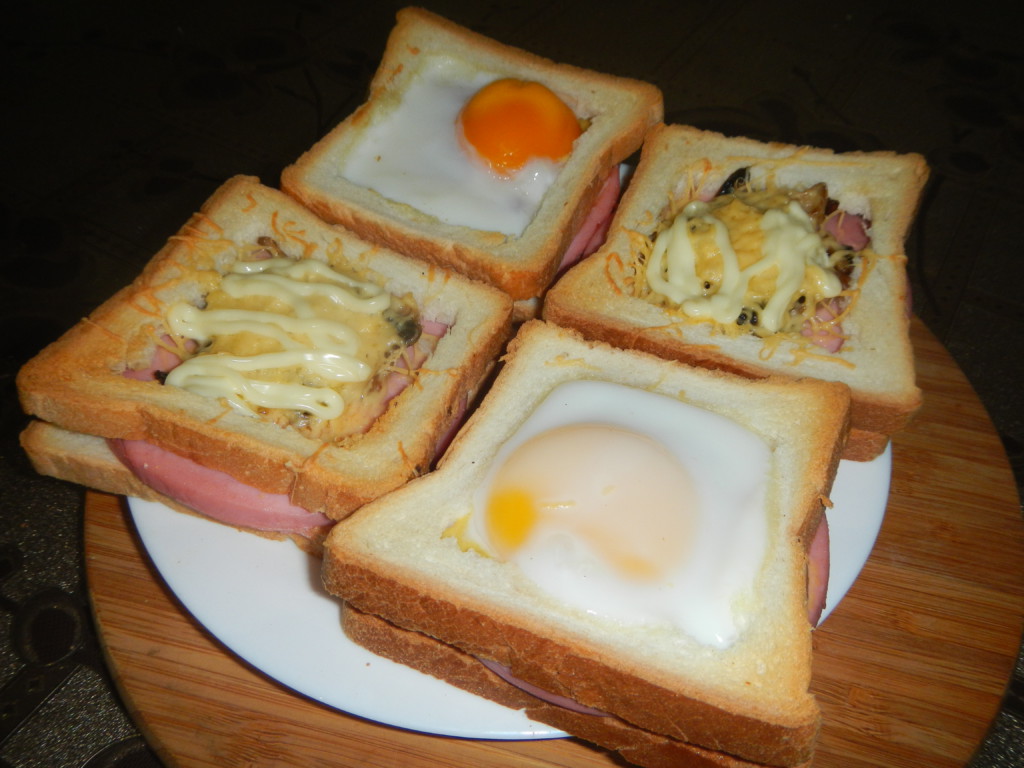 Горячие бутерброды с яйцом всмятку, колбасой и грибами в духовке
