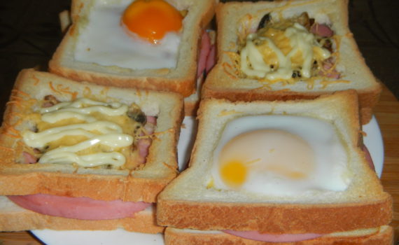 Горячие бутерброды с яйцом всмятку, колбасой и грибами в духовке