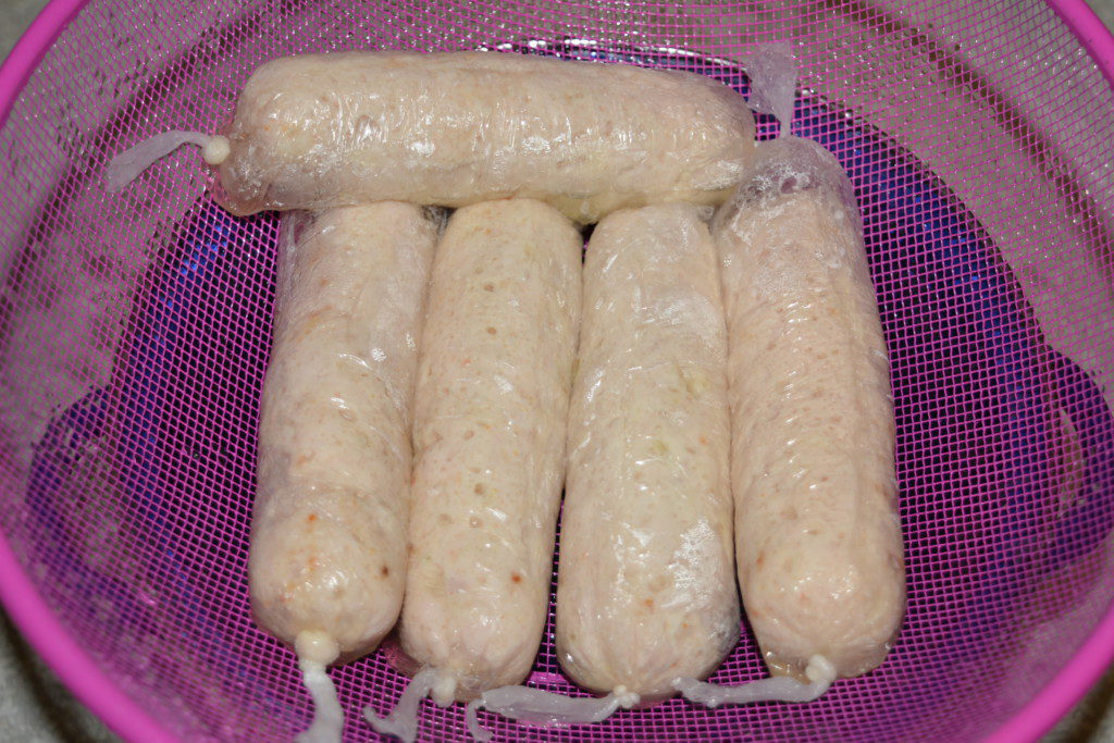 Домашние куриные сосиски в пищевой пленке для детей