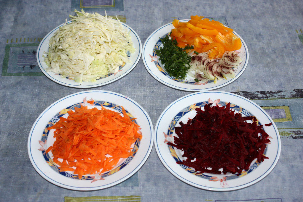 Витаминный салат из капусты и других свежих овощей