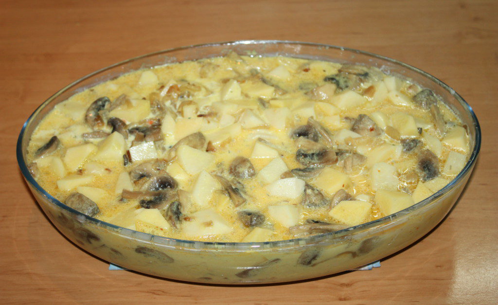 Запеченная в духовке картошка с грибами в сметанном соусеКартофель с грибами в соусе