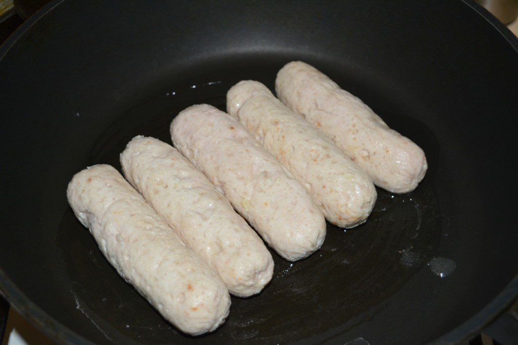 Домашние куриные сосиски в пищевой пленке для детей