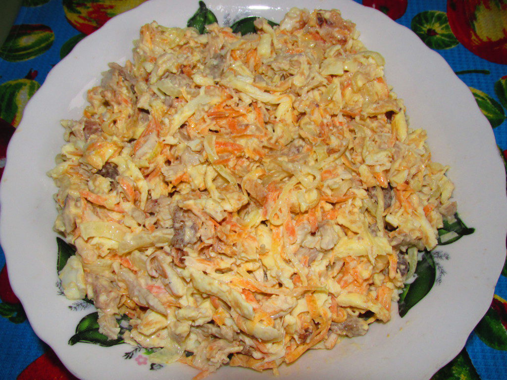 Салат с блинчиками из яиц и курицей