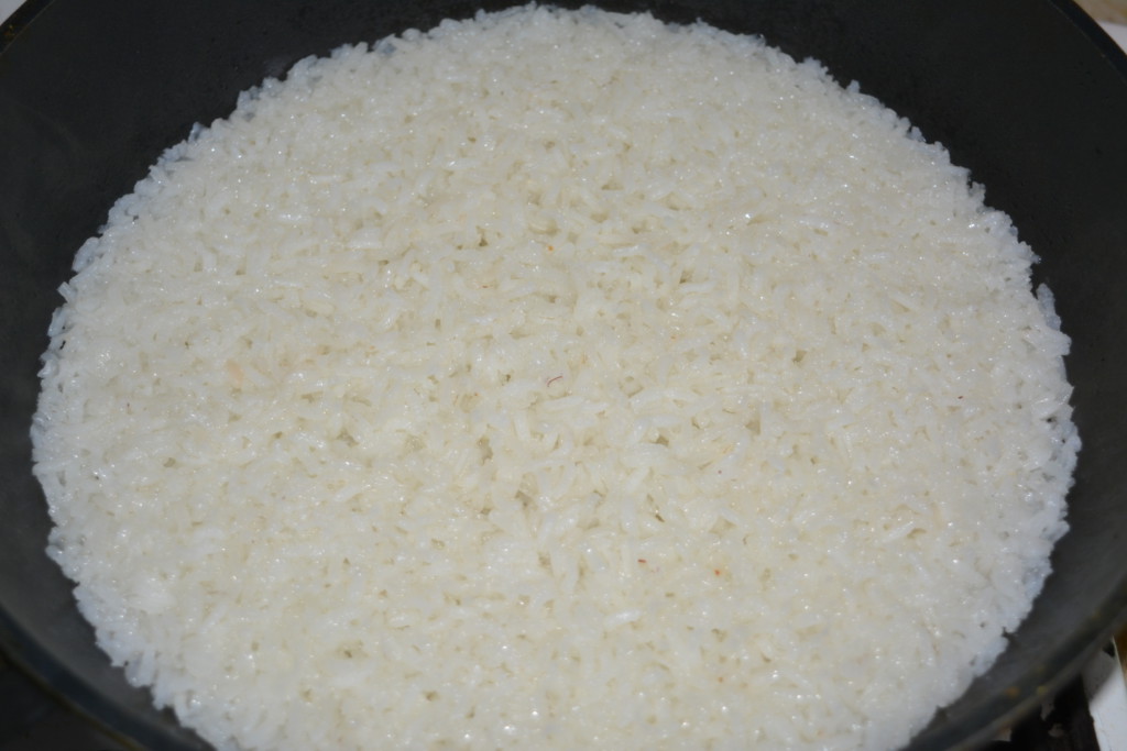 Длиннозерный рассыпчатый рис на гарнир в сковороде