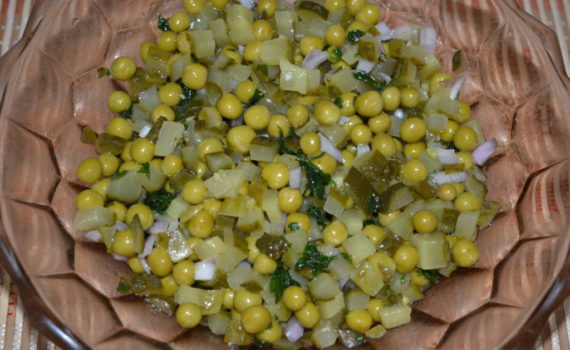 Быстрый салат с маринованными огурцами и зеленым горошком без майонеза