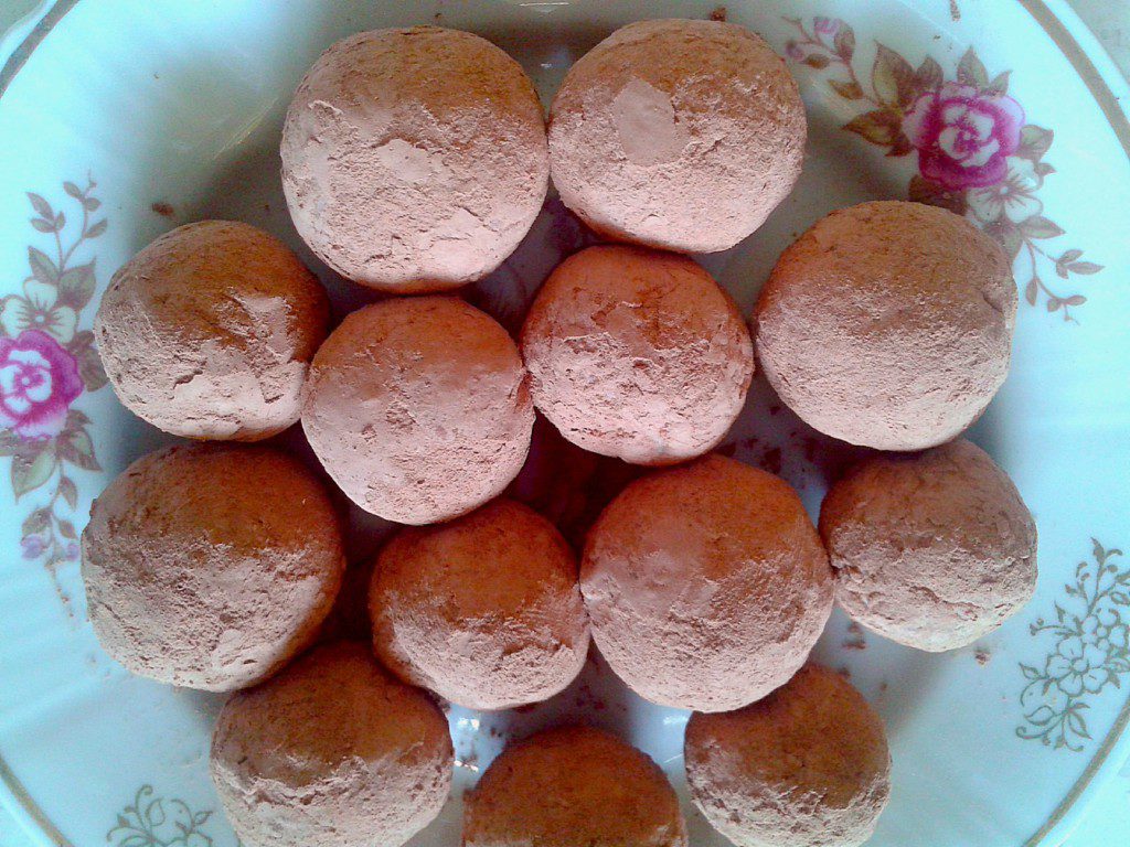 Творожные шарики с печеньем - простой десерт из творога без выпечки