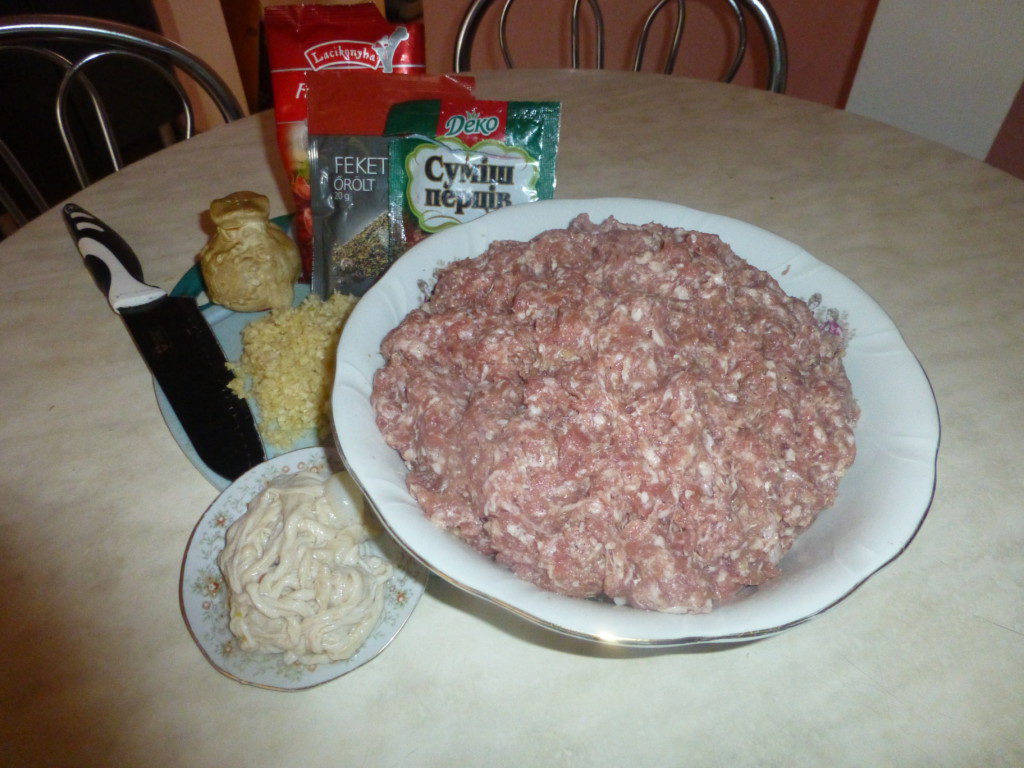 Домашняя колбаса из свинины в кишках