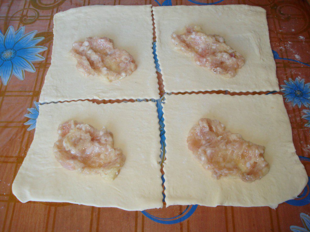Чебуреки из готового слоеного теста с мясом и картошкой